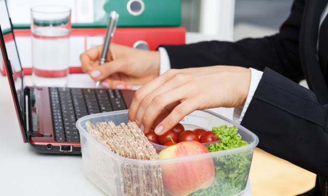 «Δίαιτα του γραφείου»: Πώς θα χάσετε κιλά ακόμη και τις ώρες της δουλειάς; - Φωτογραφία 1