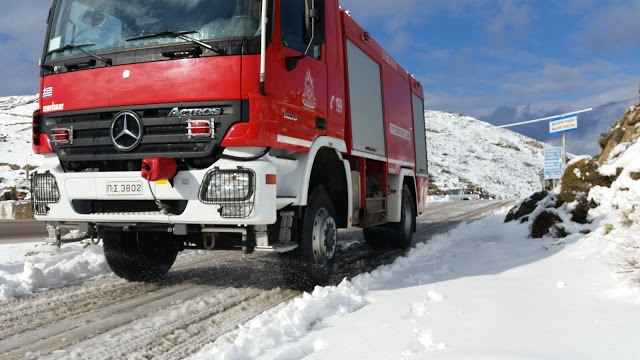 Γρεβενά: Οι πυροσβέστες απεγκλώβισαν από τα χιόνια ένα προσφυγόπουλο μόλις 3 ημερών - Φωτογραφία 1