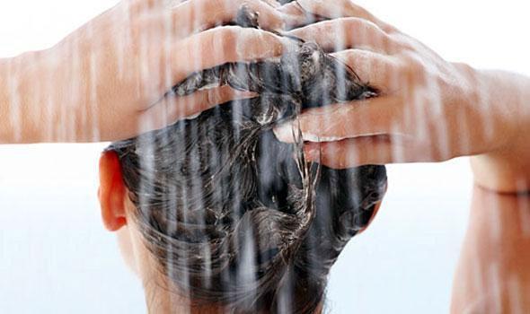 10 λάθη που κάνουμε όταν λούζουμε τα μαλλιά μας - Φωτογραφία 1