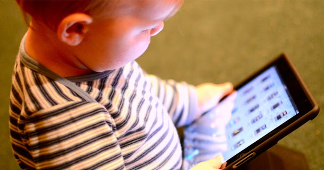 Πόσο τοξικές είναι οι οθόνες κινητών και tablet για τα παιδιά; - Φωτογραφία 1