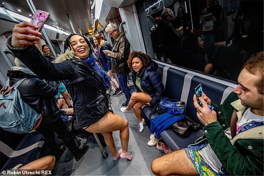 Οι επιβάτες του μετρό βγήκαν με τα εσώρουχά τους σε δεκάδες πόλεις - Φωτογραφία 8