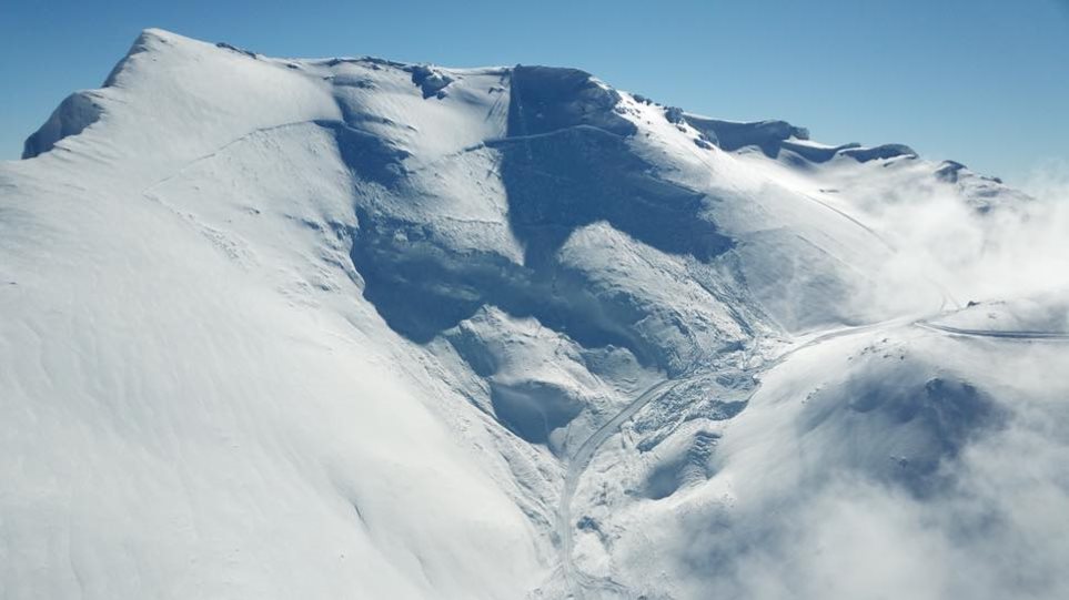 Χιονοστιβάδα στα Καλάβρυτα: Με τη βοήθεια ειδικού θα «ρίξουν» όλο το χιόνι - Φωτογραφία 1