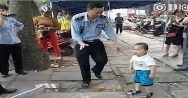 Μπόμπιρας «τα βάζει» με τους αστυνομικούς για να μην συλλάβουν τους γονείς του - Φωτογραφία 1