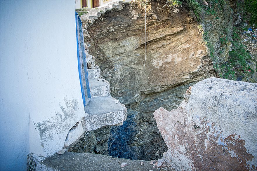 Εικόνες που κόβουν την ανάσα στη Σκόπελο: Σπίτια στο χείλος του γκρεμού μετά από κατολίσθηση - Φωτογραφία 4