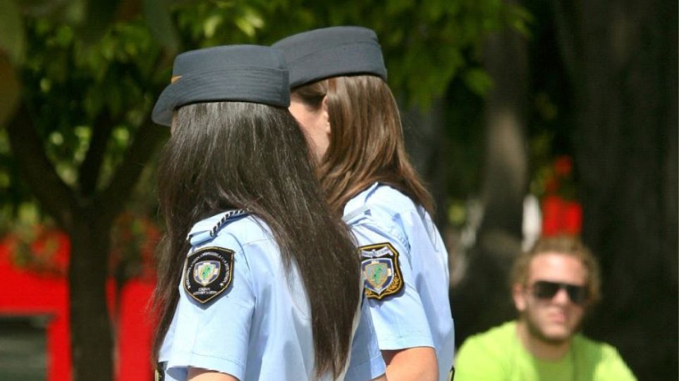 Ρουμάνα λησταρχίνα «έσπασε στο ξύλο» γυναίκα αστυνομικό στο ΑΤ Ελευσίνας! - Φωτογραφία 1