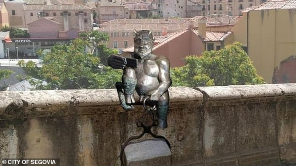 Σάλος σε πόλη της Ισπανίας για άγαλμα με τον Σατανά «χαμογελαστό» - Φωτογραφία 1