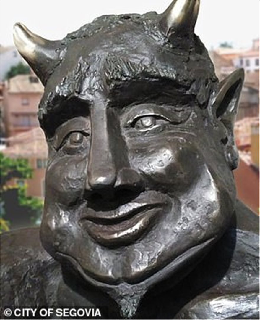 Σάλος σε πόλη της Ισπανίας για άγαλμα με τον Σατανά «χαμογελαστό» - Φωτογραφία 2