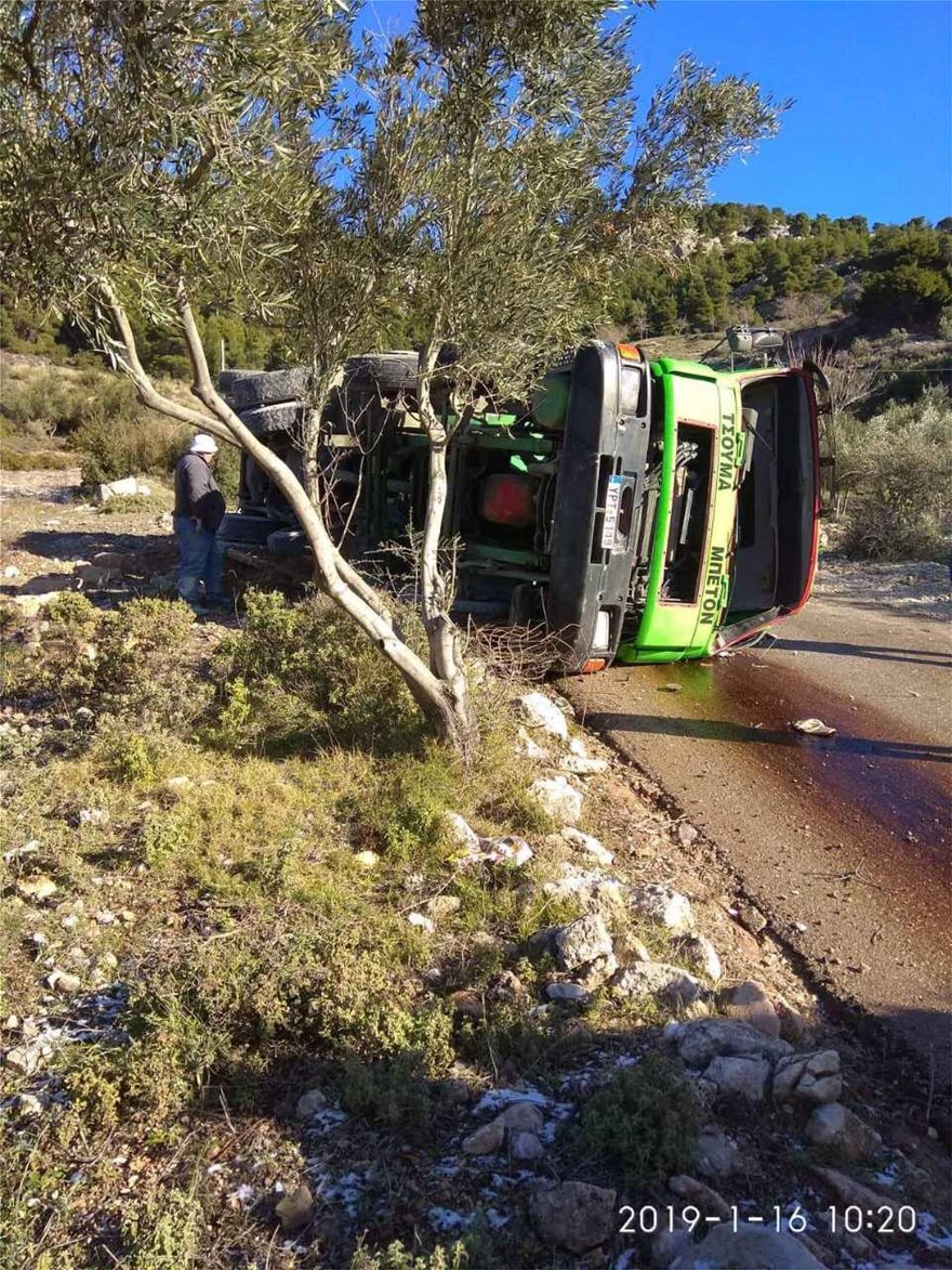 «Τούμπαρε» φορτηγό στη Χασιά - Φωτογραφία 2