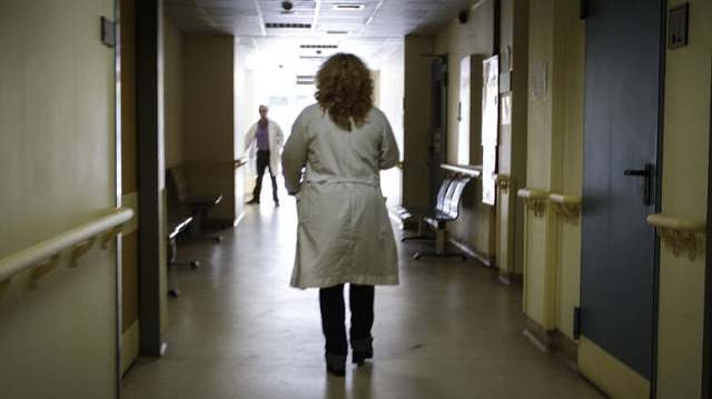 Σοκ: Ασθενής μαχαίρωσε νοσηλεύτρια στον Ερυθρό Σταυρό - Φωτογραφία 1