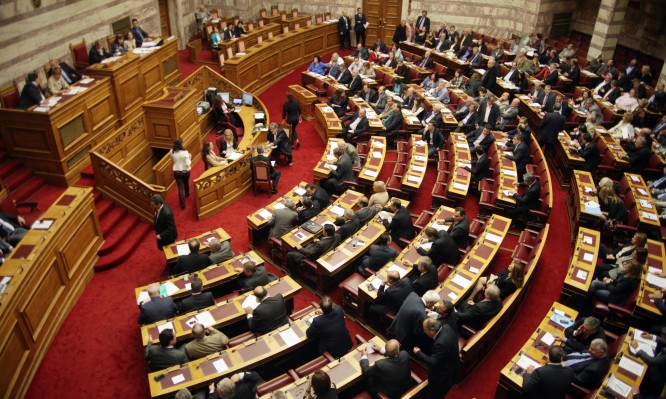 Βουλή: Πέρασαν οι τροπολογίες για την παράταση θητείας των επικουρικών και τα αναδρομικά στο «Παπαγεωργίου» - Φωτογραφία 1