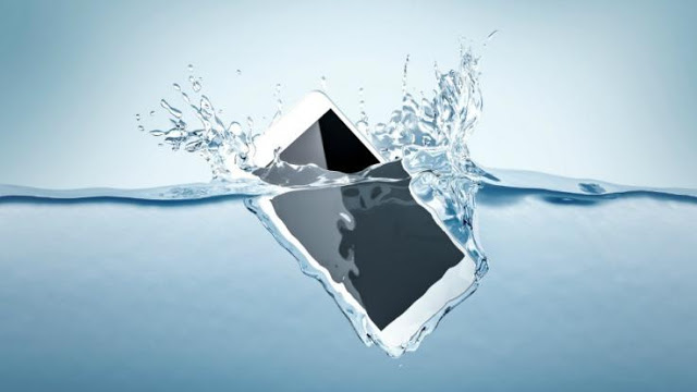Το μαγικό για να σώσετε το κινητό σας αν πέσει στο νερό - Φωτογραφία 1