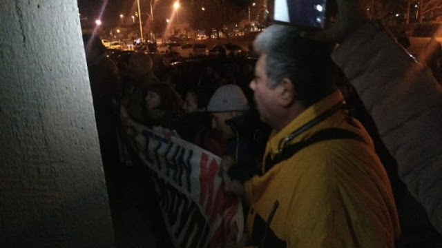 Υπό διαμαρτυρίες και αστυνομικό κλοιό η ομιλία Σκουρλέτη στο δημαρχείο Βόλου (φωτογραφίες) - Φωτογραφία 1