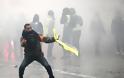 «Κίτρινα γιλέκα» στη Γαλλία: Άγριες συγκρούσεις και επεισόδια στο Παρίσι - Φωτογραφία 1