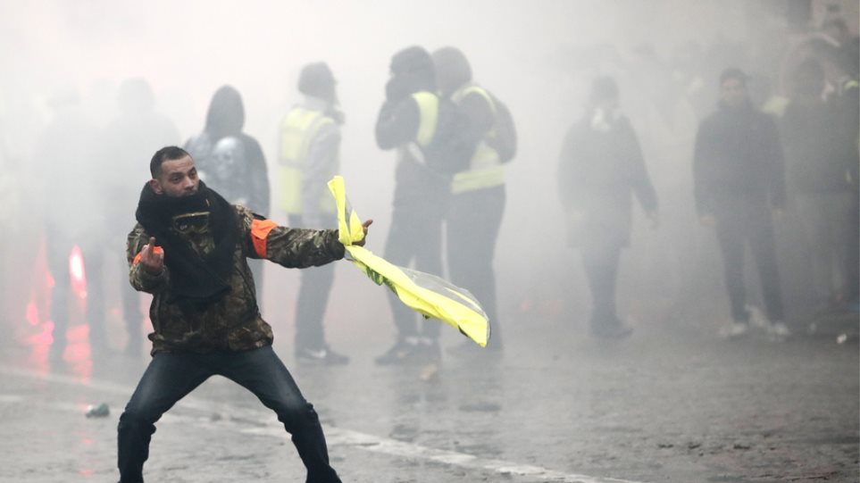 «Κίτρινα γιλέκα» στη Γαλλία: Άγριες συγκρούσεις και επεισόδια στο Παρίσι - Φωτογραφία 1