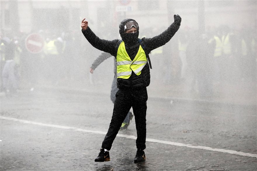 «Κίτρινα γιλέκα» στη Γαλλία: Άγριες συγκρούσεις και επεισόδια στο Παρίσι - Φωτογραφία 2