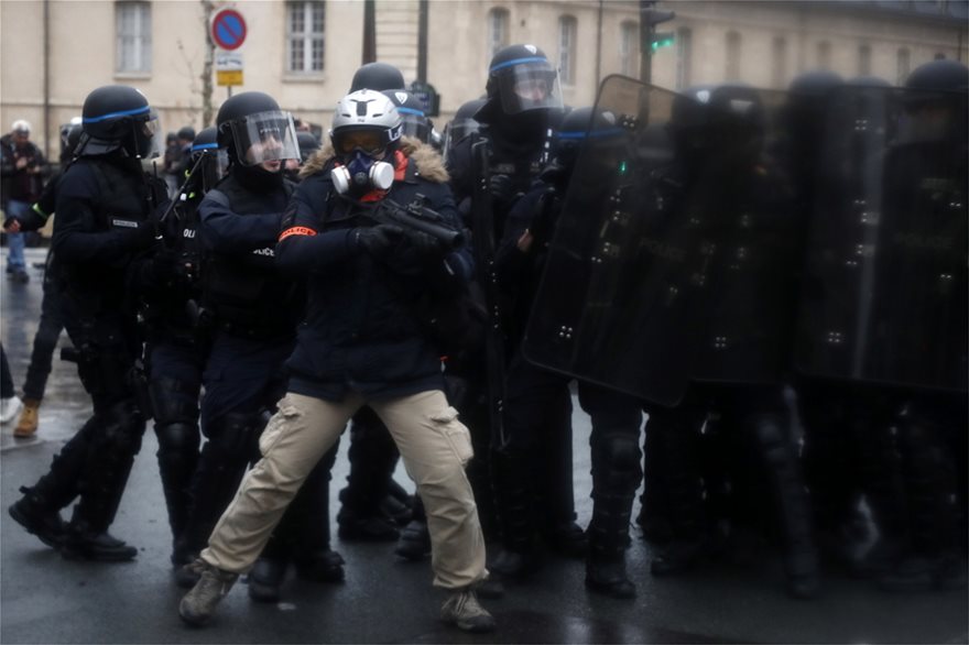 «Κίτρινα γιλέκα» στη Γαλλία: Άγριες συγκρούσεις και επεισόδια στο Παρίσι - Φωτογραφία 4