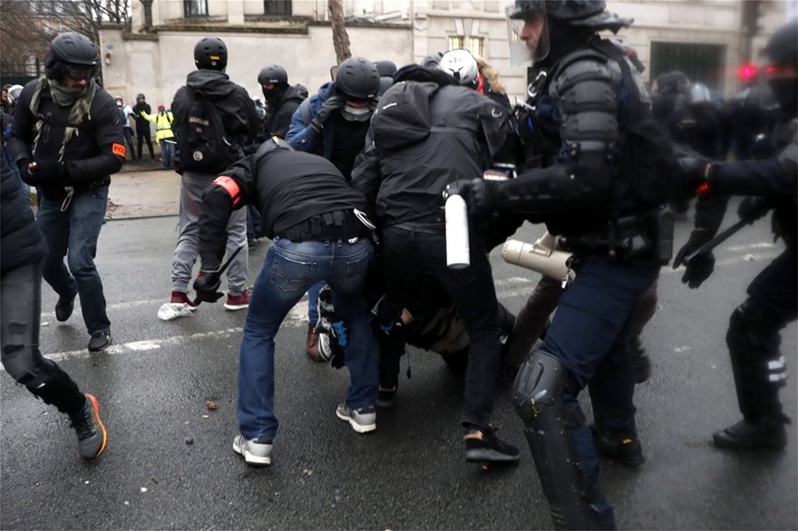 «Κίτρινα γιλέκα» στη Γαλλία: Άγριες συγκρούσεις και επεισόδια στο Παρίσι - Φωτογραφία 5