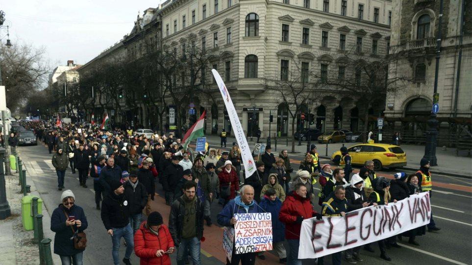 Ουγγαρία: Χιλιάδες διαδηλωτές κατά του Ορμπάν με σύνθημα «αρκετά πια» - Φωτογραφία 1