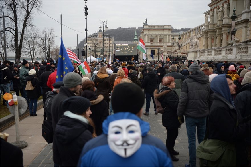 Ουγγαρία: Χιλιάδες διαδηλωτές κατά του Ορμπάν με σύνθημα «αρκετά πια» - Φωτογραφία 2