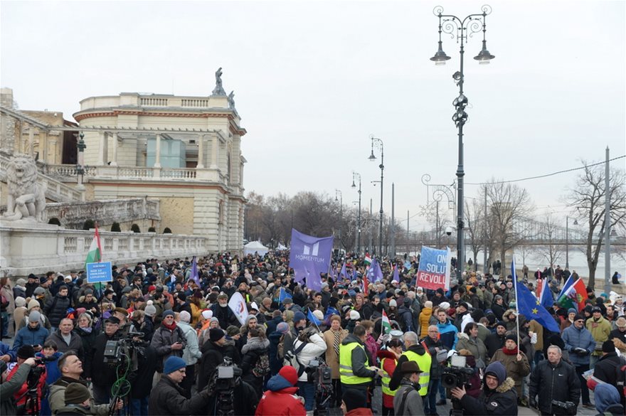 Ουγγαρία: Χιλιάδες διαδηλωτές κατά του Ορμπάν με σύνθημα «αρκετά πια» - Φωτογραφία 3