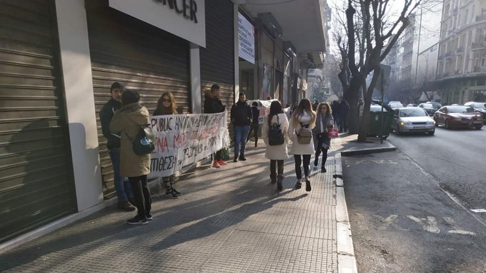 Θεσσαλονίκη: Έκλεισαν εισόδους καταστημάτων ενάντια στα ανοιχτά μαγαζιά τις Κυριακές - Φωτογραφία 1