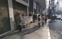 Θεσσαλονίκη: Έκλεισαν εισόδους καταστημάτων ενάντια στα ανοιχτά μαγαζιά τις Κυριακές