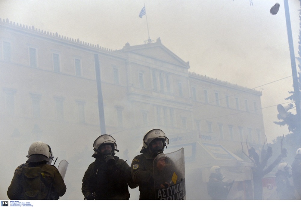 Ένταση και δακρυγόνα στο Σύνταγμα (ΦΩΤΟ+VIDEO) - Φωτογραφία 13