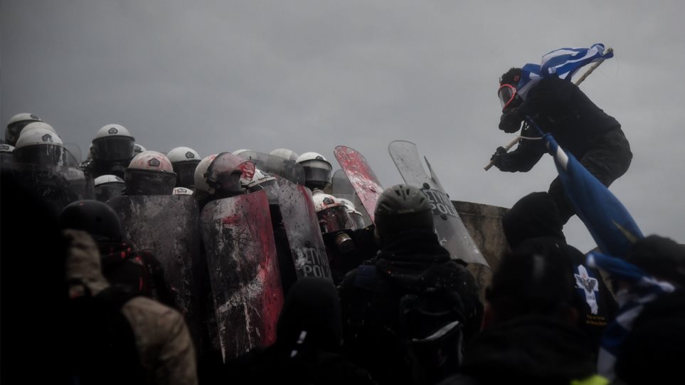 Συλλαλητήριο για τη Μακεδονία: Για μια... χούφτα κουκουλοφόρους διέλυσε τη συγκέντρωση η Αστυνομία - Φωτογραφία 1
