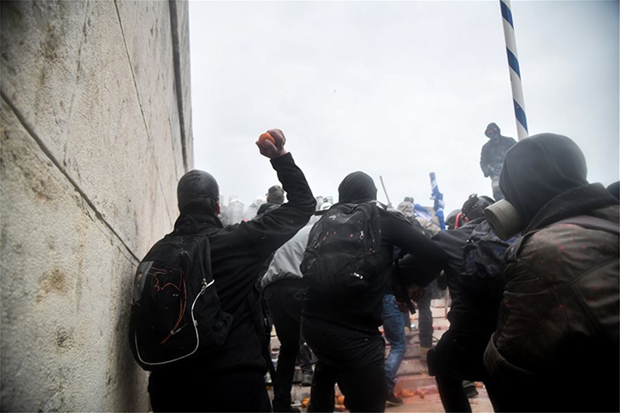 Συλλαλητήριο για τη Μακεδονία: Για μια... χούφτα κουκουλοφόρους διέλυσε τη συγκέντρωση η Αστυνομία - Φωτογραφία 4
