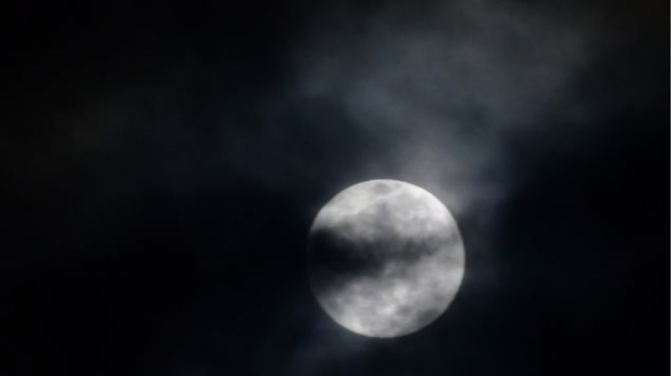 Πανσέληνος, υπερπανσέληνος και ολική έκλειψη σελήνης: Το κυριακάτικο φεγγάρι μάγεψε - Φωτογραφία 1