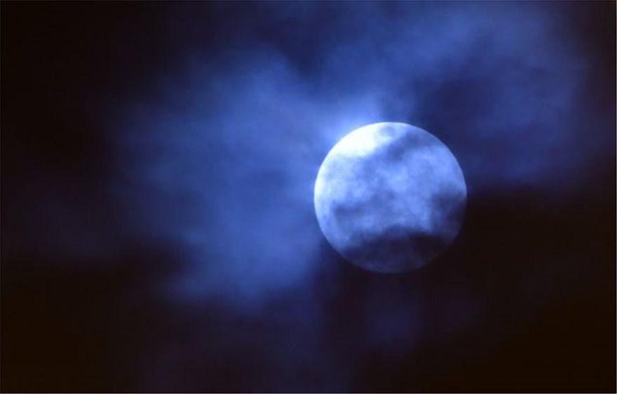Πανσέληνος, υπερπανσέληνος και ολική έκλειψη σελήνης: Το κυριακάτικο φεγγάρι μάγεψε - Φωτογραφία 2