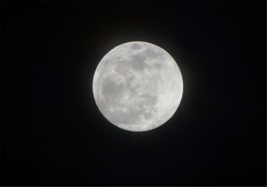Πανσέληνος, υπερπανσέληνος και ολική έκλειψη σελήνης: Το κυριακάτικο φεγγάρι μάγεψε - Φωτογραφία 5