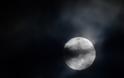 Πανσέληνος, υπερπανσέληνος και ολική έκλειψη σελήνης: Το κυριακάτικο φεγγάρι μάγεψε - Φωτογραφία 1
