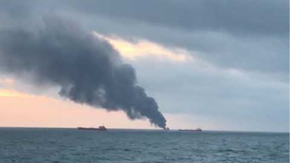 Κριμαία- Συναγερμός στο στενό του Κερτς: Έκρηξη και δύο πλοία στις φλόγες - Φωτογραφία 2