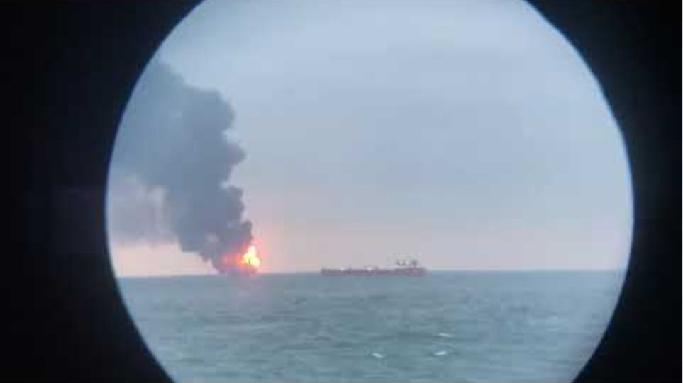 Κριμαία- Συναγερμός στο στενό του Κερτς: Έκρηξη και δύο πλοία στις φλόγες - Φωτογραφία 3