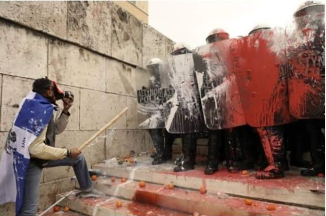 «Μόνος εναντίον όλων» περιγράφει την επίθεση στους Αστυνομικούς ο άνδρας με την ελληνική σημαία στους ώμους - Φωτογραφία 1