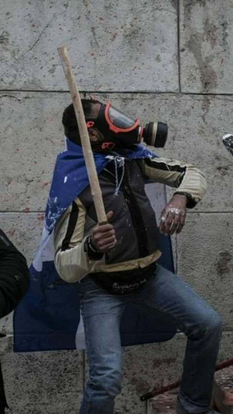 «Μόνος εναντίον όλων» περιγράφει την επίθεση στους Αστυνομικούς ο άνδρας με την ελληνική σημαία στους ώμους - Φωτογραφία 3