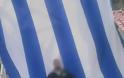 «Μόνος εναντίον όλων» περιγράφει την επίθεση στους Αστυνομικούς ο άνδρας με την ελληνική σημαία στους ώμους - Φωτογραφία 4