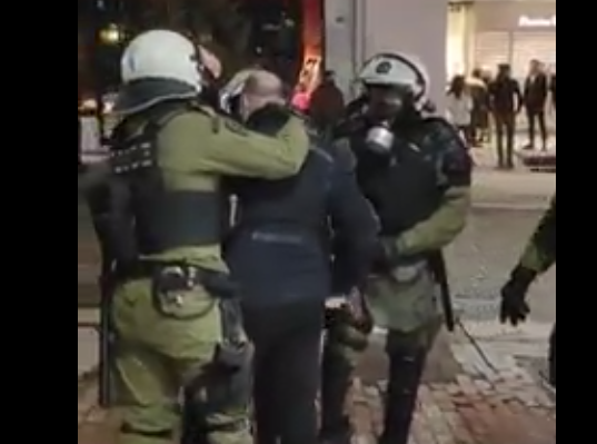 Βίντεο από τη στιγμή της βίαιης σύλληψης του λυράρη Γοντικάκη από τα ΜΑΤ όταν έβρισαν τη γυναίκα του - Φωτογραφία 1