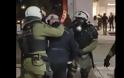Βίντεο από τη στιγμή της βίαιης σύλληψης του λυράρη Γοντικάκη από τα ΜΑΤ όταν έβρισαν τη γυναίκα του