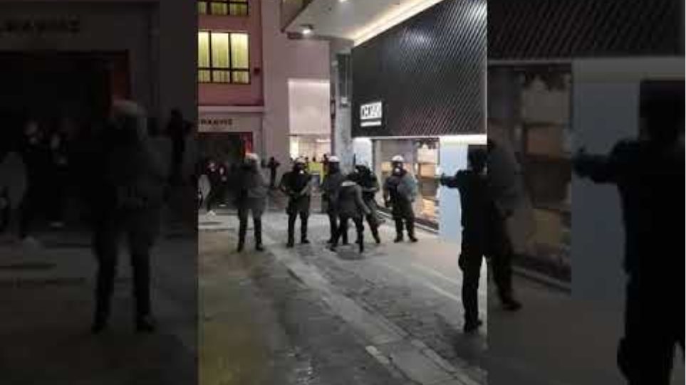 Τα ΜΑΤ σωριάζουν στο έδαφος διαδηλώτρια στην Ερμού - Φωτογραφία 2