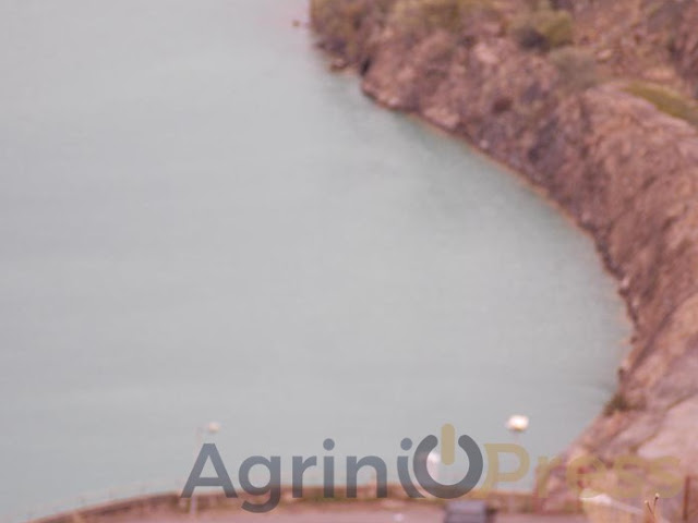 Συντρίμμια και κηλίδες πετρελαίου μαρτυρούν την πτώση του ΙΧ στη λίμνη Στράτου (φωτο) - Φωτογραφία 3