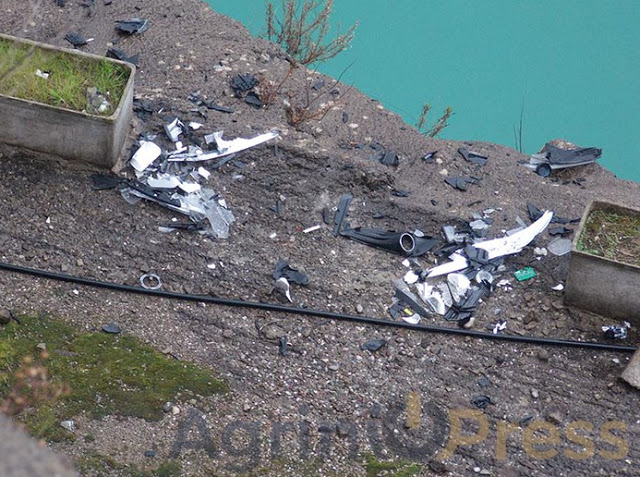 Συντρίμμια και κηλίδες πετρελαίου μαρτυρούν την πτώση του ΙΧ στη λίμνη Στράτου (φωτο) - Φωτογραφία 6