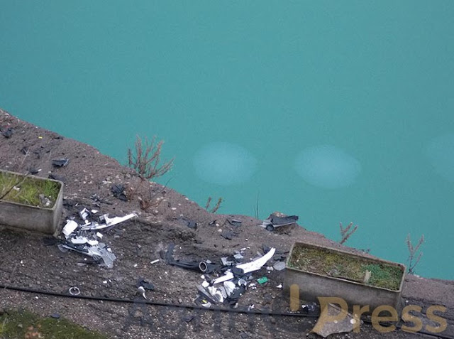 Συντρίμμια και κηλίδες πετρελαίου μαρτυρούν την πτώση του ΙΧ στη λίμνη Στράτου (φωτο) - Φωτογραφία 7