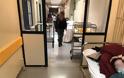 “Επιδημία” ράντζων στα νοσοκομεία της Αττικής - Σε οριακό σημείο το Κρατικό της Νίκαιας - Φωτογραφία 4