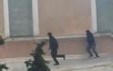 Ποιοι είναι οι κουκουλοφόροι που βγαίνουν από το κτίριο της Βουλής; - Φωτογραφία 1