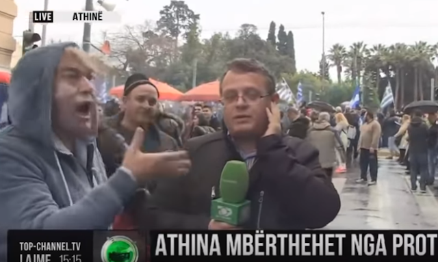 Διαδηλωτής για το Μακεδονικό επιτίθεται σε Αλβανό ρεπόρτερ γιατί τον περνάει για Σκοπιανό [Βίντεο] - Φωτογραφία 1