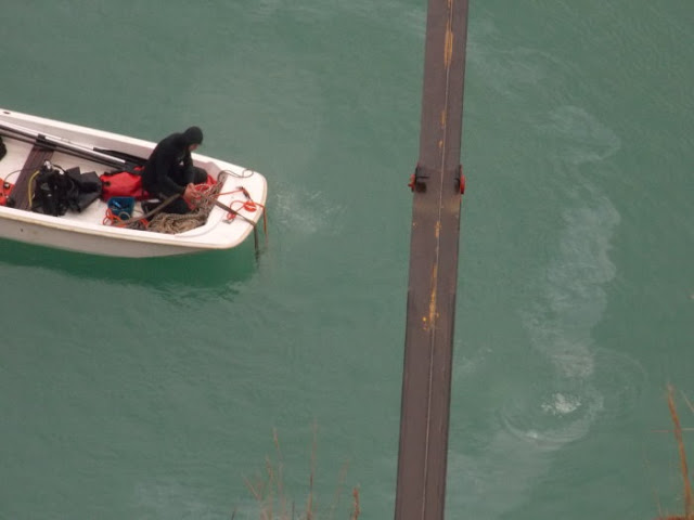 Tραγωδία στη λίμνη Στράτου: εντοπίστηκε το όχημα με τη σορό της 35χρονης μέσα - Φωτογραφία 2