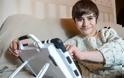 10χρονος ζει με το ένα του νεφρό να βρίσκεται στο πόδι του
