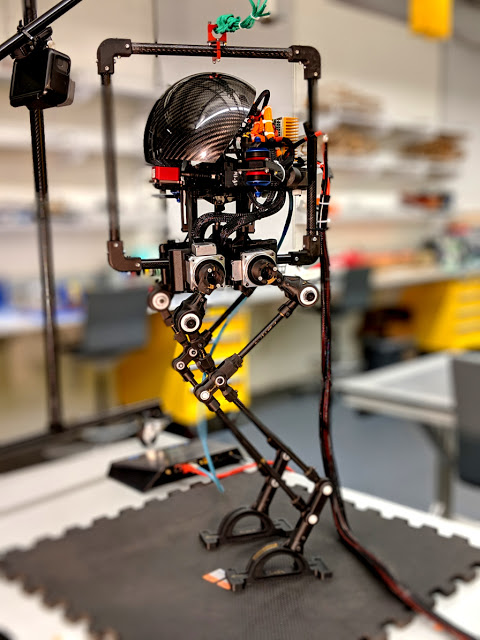 Ένα ρομπότ που μπορεί να περπατάει και να πετάει - Φωτογραφία 1